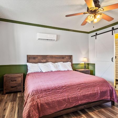 Sagebrush Inn 툼스톤 객실 사진 A bedroom at the hotel