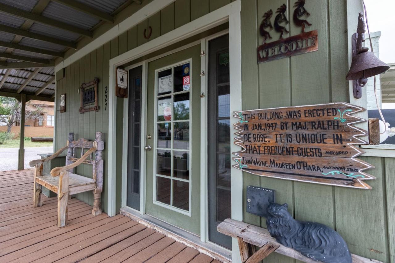 Sagebrush Inn 툼스톤 외부 사진 The front door of the museum