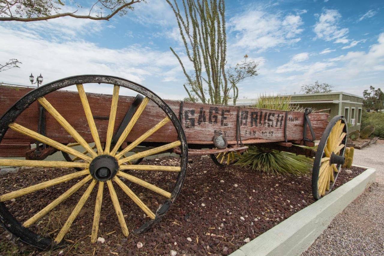 Sagebrush Inn 툼스톤 외부 사진 Wagon at the entrance of the museum