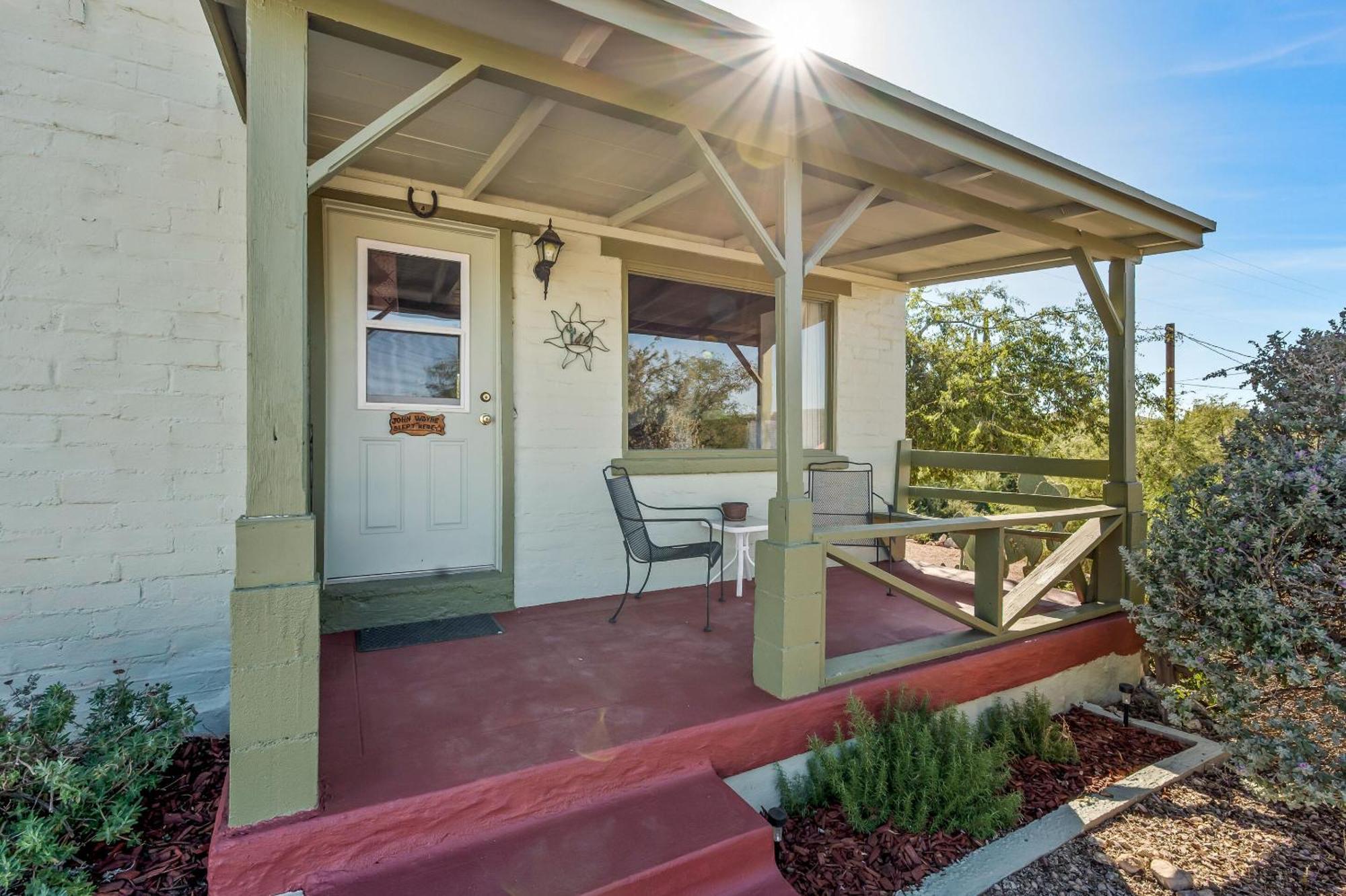 Sagebrush Inn 툼스톤 객실 사진 The front porch of the house