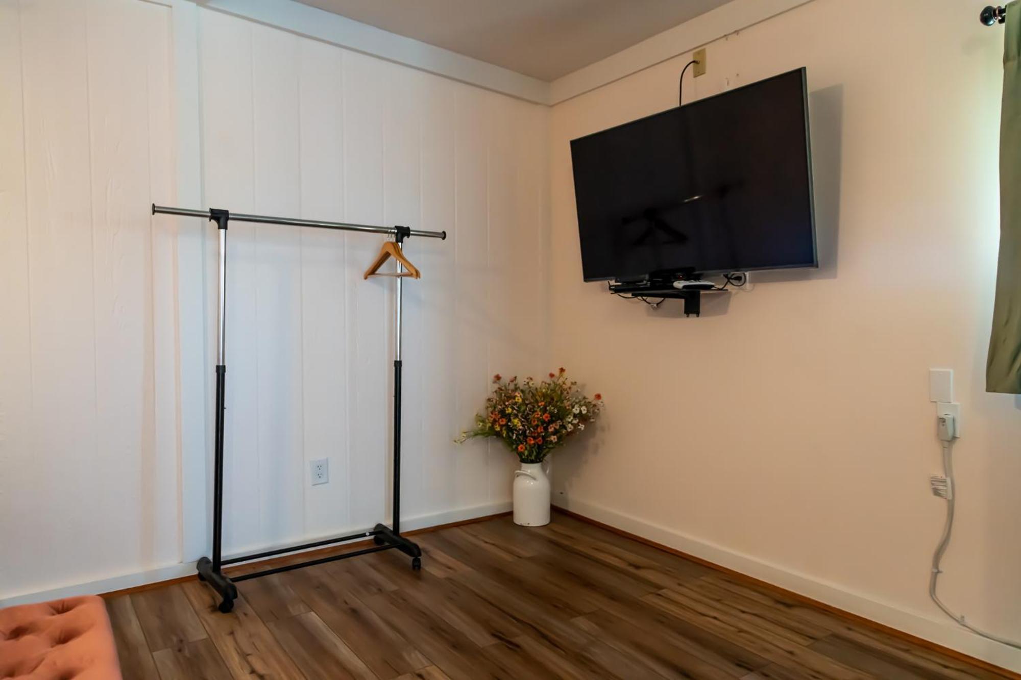 Sagebrush Inn 툼스톤 객실 사진 A garment rack