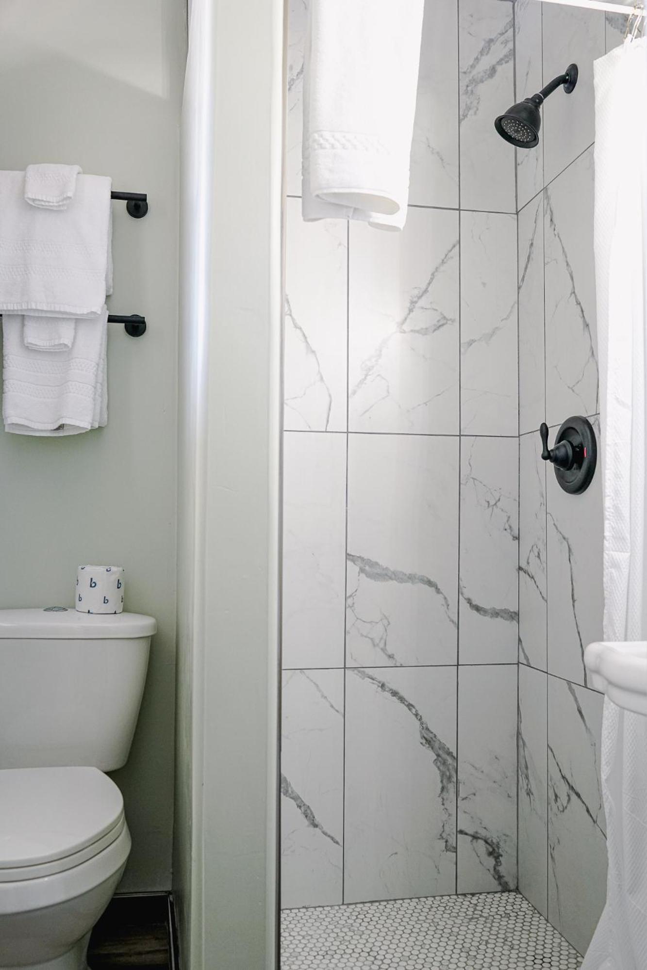 Sagebrush Inn 툼스톤 객실 사진 A shower with a shower door