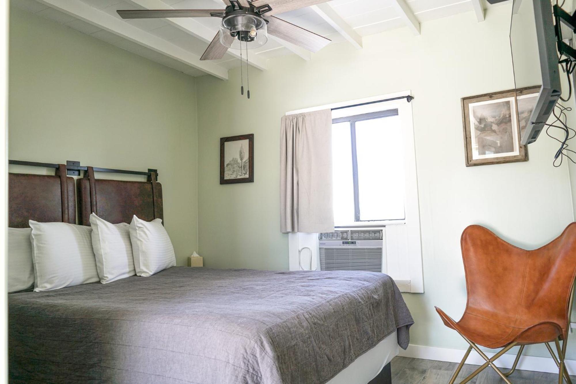 Sagebrush Inn 툼스톤 객실 사진 A room at the hotel