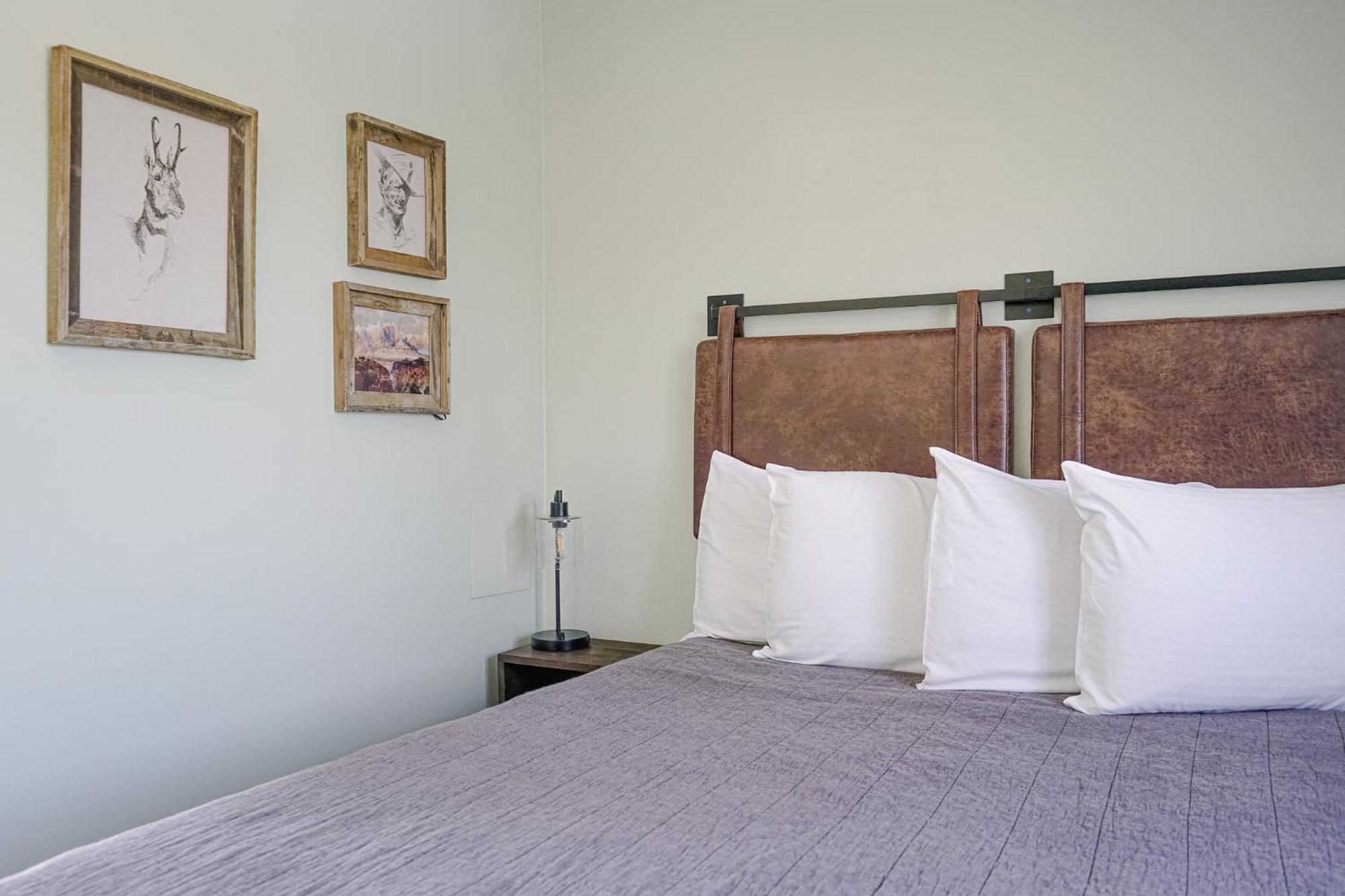 Sagebrush Inn 툼스톤 객실 사진 A bedroom at the hotel