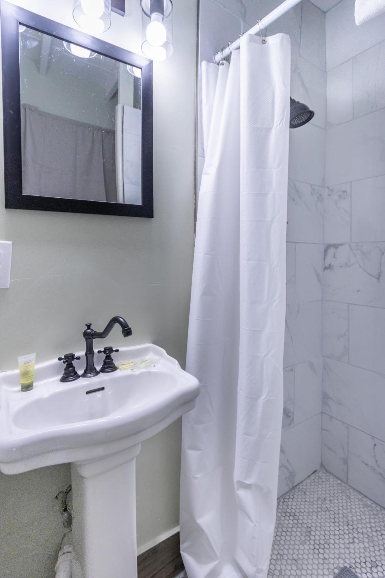 Sagebrush Inn 툼스톤 객실 사진 A shower curtain