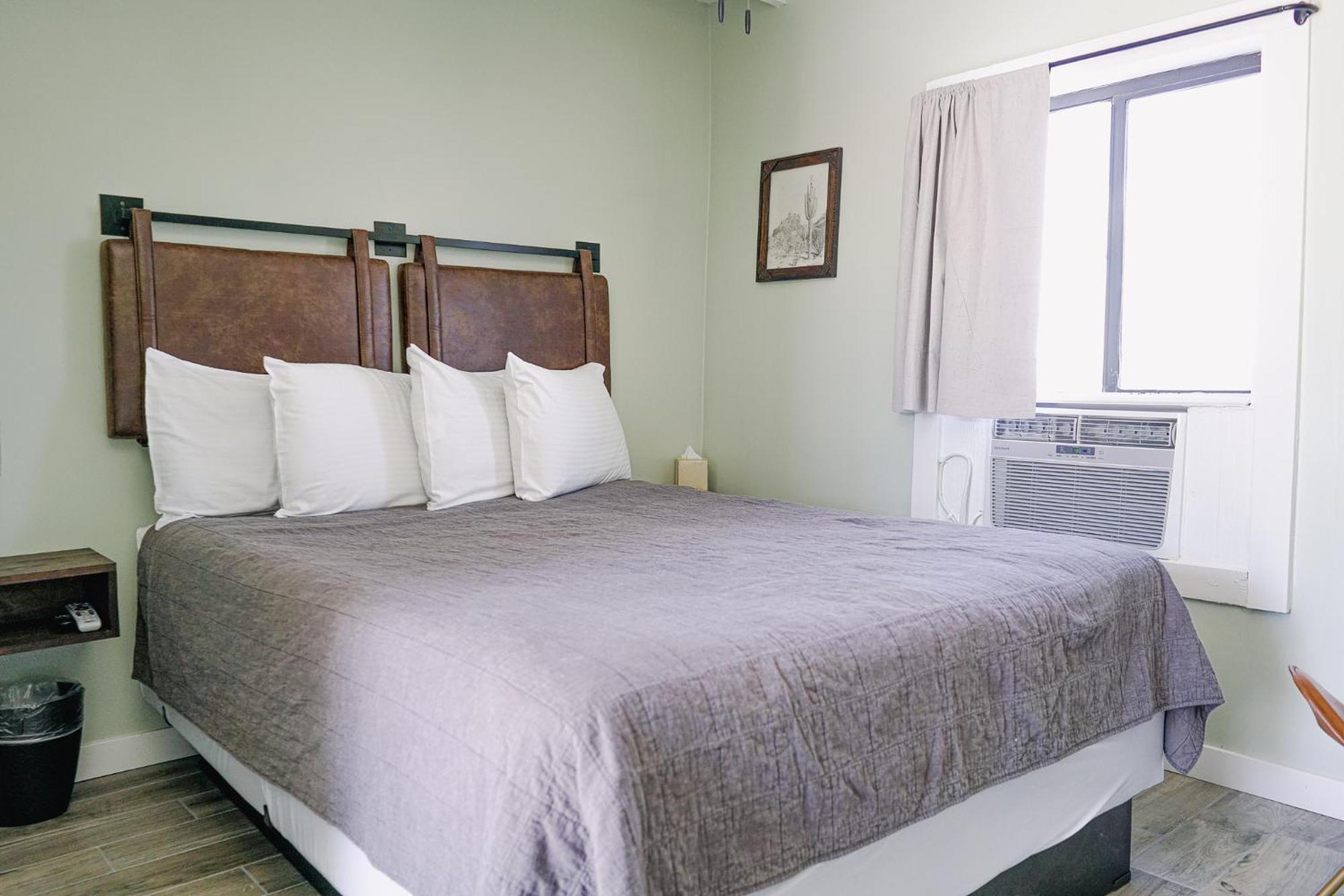 Sagebrush Inn 툼스톤 객실 사진 A room at the hotel