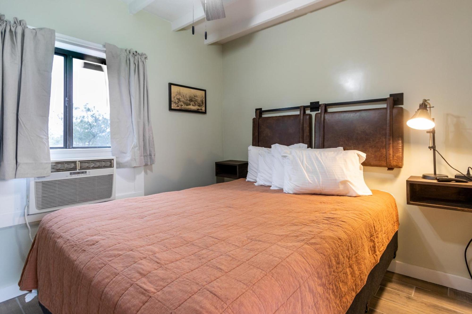 Sagebrush Inn 툼스톤 객실 사진 A room at the hotel