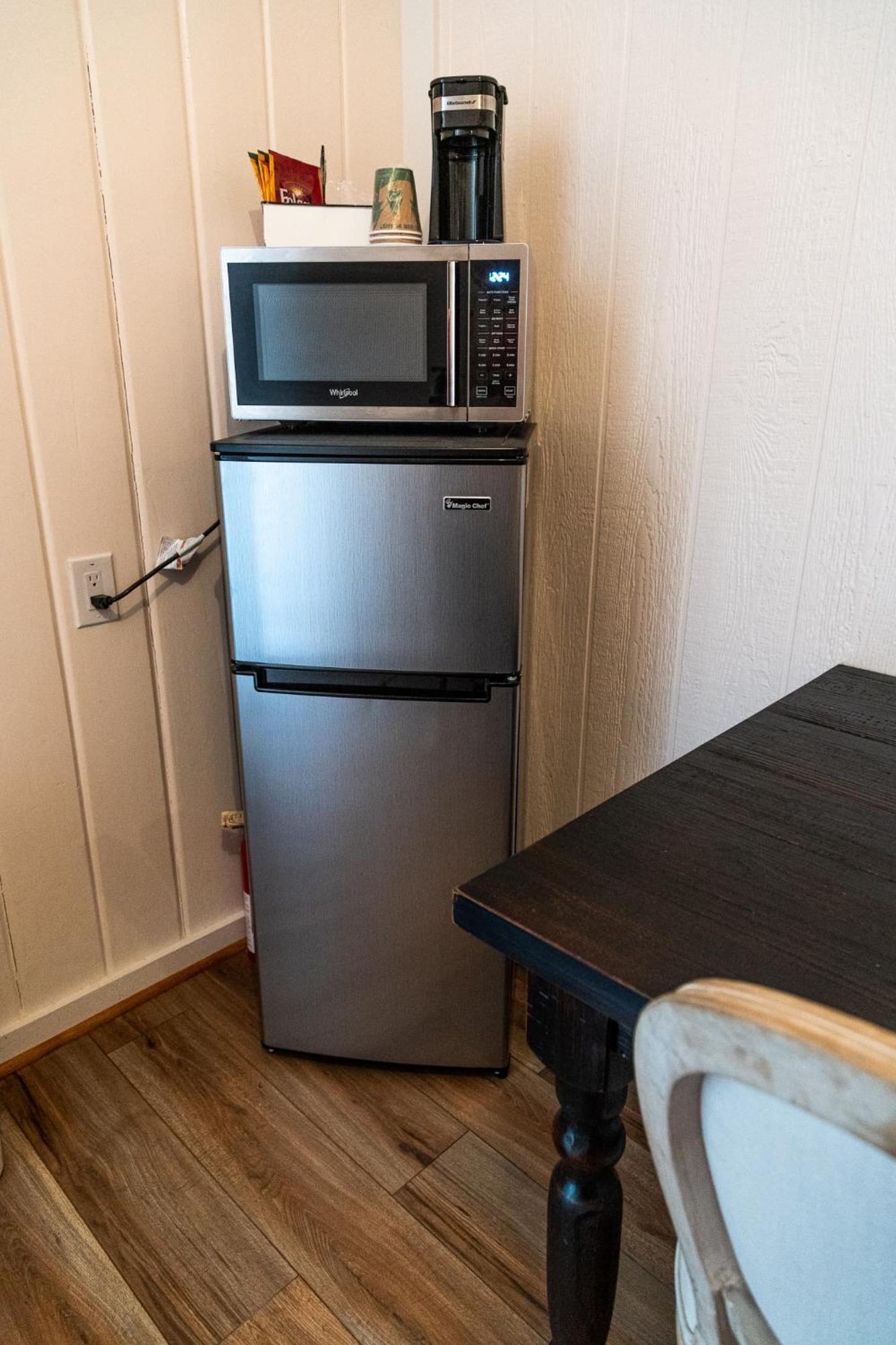 Sagebrush Inn 툼스톤 객실 사진 A refrigerator