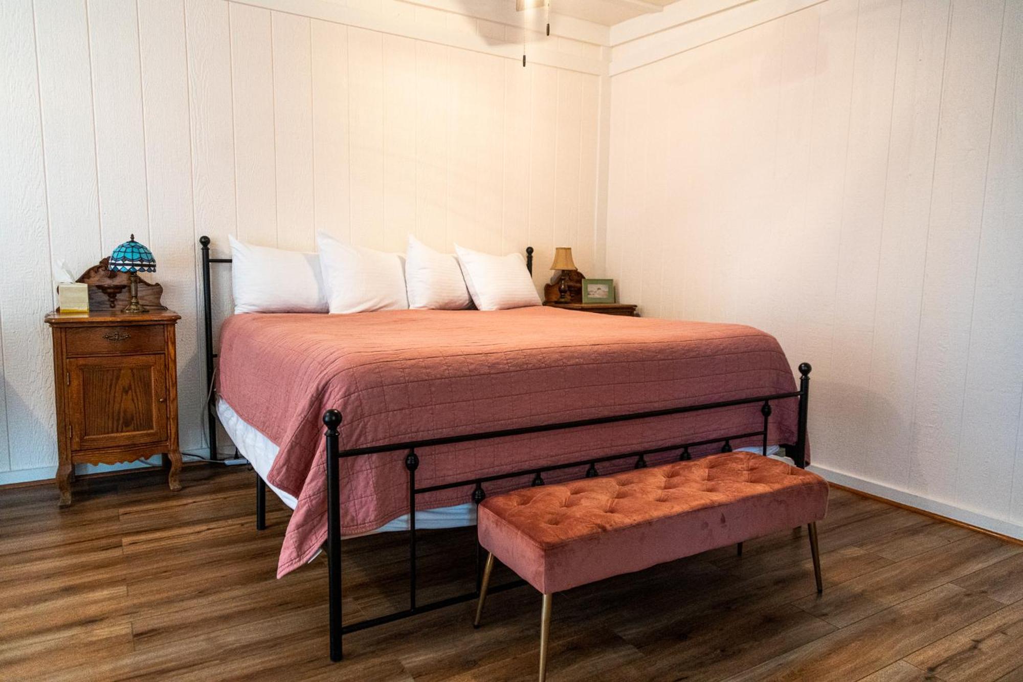 Sagebrush Inn 툼스톤 객실 사진 A bedroom with a bed and a bench
