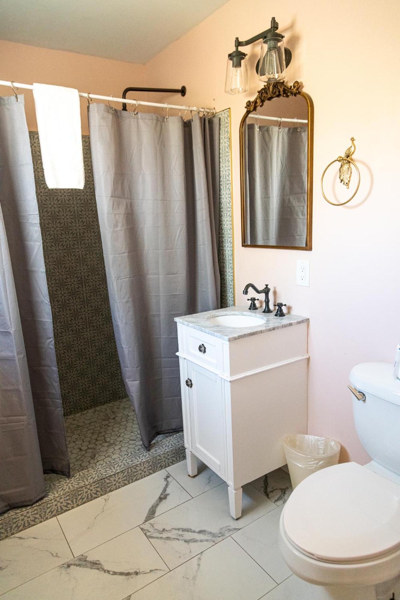 Sagebrush Inn 툼스톤 객실 사진 Bathroom with shower curtain