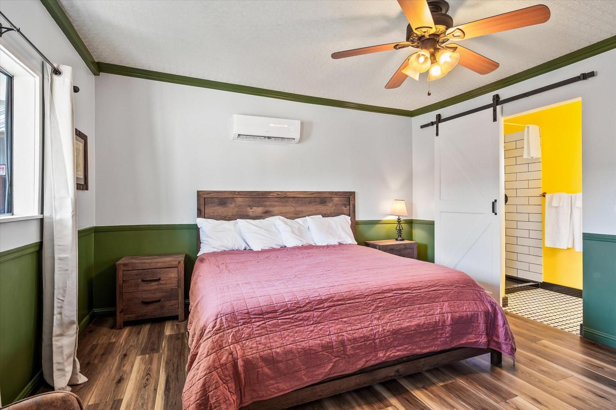 Sagebrush Inn 툼스톤 객실 사진 A bedroom at the hotel