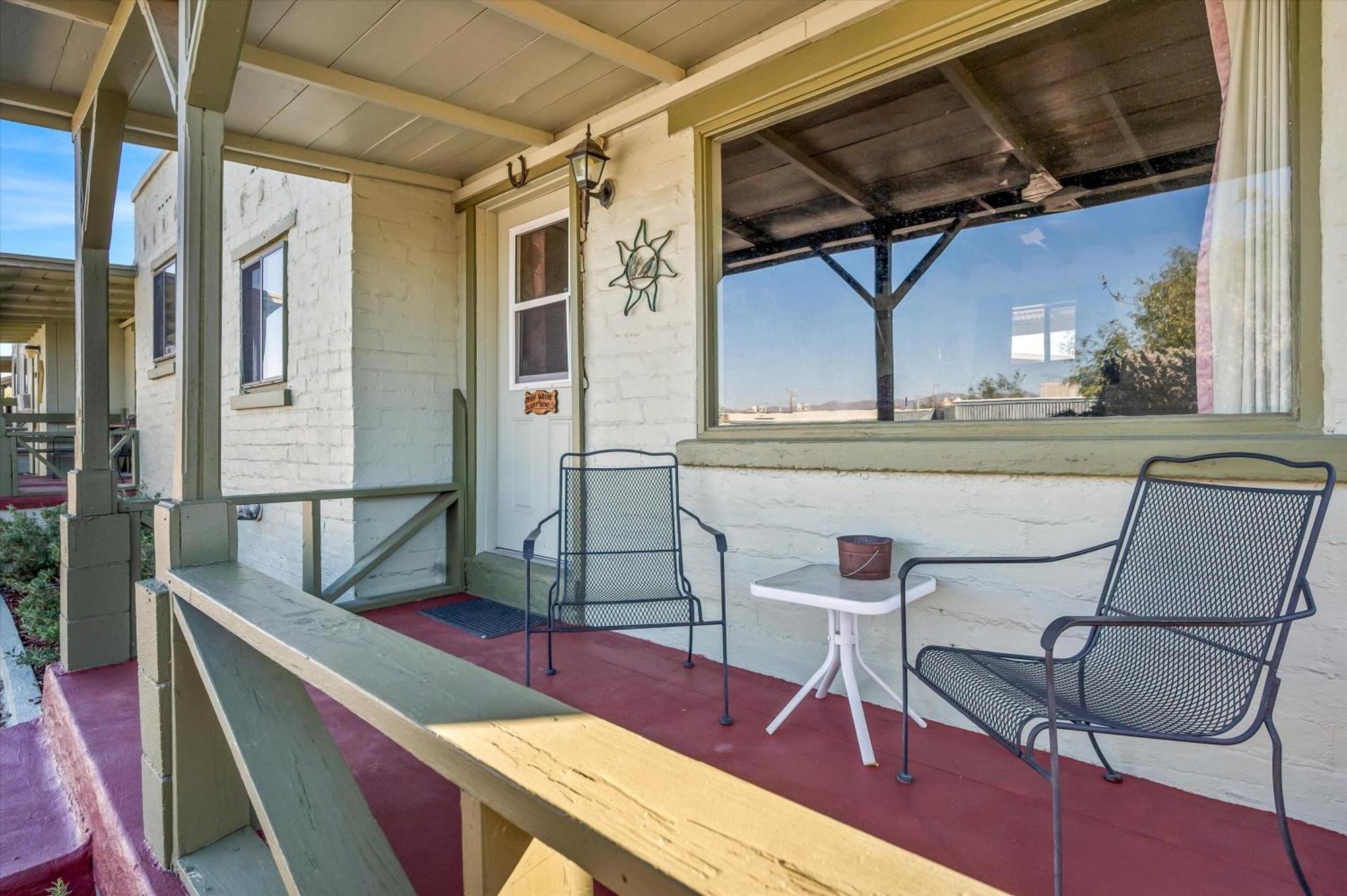Sagebrush Inn 툼스톤 객실 사진 The balcony of the house